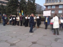 "Укроп" во время защиты Савченко раздавал женщинам гвоздики