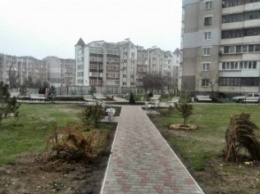 В Черноморске одним красивым двориком стало больше
