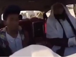 В Саудовской Аравии пассажиры хотели задушить "джихади-таксиста" за неудачную шутку о подрыве машины