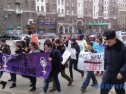 В Харькове женский Марш солидарности охраняли полиция и добровольцы