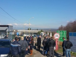 Скандал в Закарпатье: водители перекрыли украинско-словацкую границу (ФОТО)