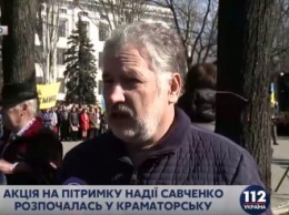 В Краматорске у памятника Шевченко чтят память поэта и проводят акцию в поддержку Савченко