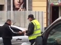 В центре Одессы задержали псевдопарковщиков, которые незаконно собирали деньги с водителей