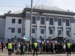 В Киеве у посольства России возобновился митинг