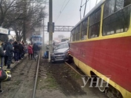 В Одессе столкнулись трамвай и автомобиль, есть пострадавшие