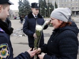 Полиция вручала славянкам "цветочные штрафы" (фото)