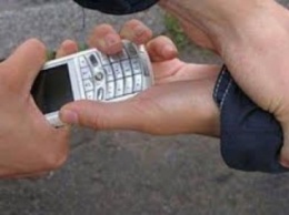 Днепропетровский "оборотень в погонах" отбирал у детей телефоны