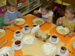 Верховная Рада хочет отменить тендеры на поставку еды для школ и садиков