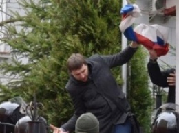 Во Львове в поддержку Савченко сожгли российский флаг и забросали яйцами генконсульство