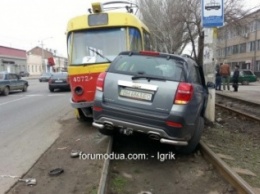 В Одессе трамвай влетел во внедорожник и сошел с рельсов (ВИДЕО)