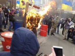 Митинг в Одессе: активисты сожгли чучело Путина