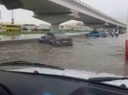 Мощный циклон накрыл Дубай: наводнение затопило летное поле