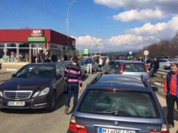 На Закарпатье около 100 автомобилей заблокировали движение на украинско-словацкой границе