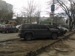 Фотофакт: в Одессе джипы паркуются на газоне (ФОТО)