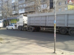 В центре Николаева фура грубо нарушила правила дорожного движения