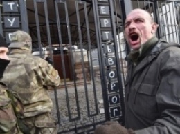 Лавров потребовал от "кураторов" Киева пресечь атаки на российские представительства