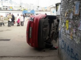 В Киеве иномарка слетела с дороги в пешеходный переход и врезалась в киоск