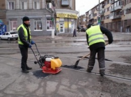 Недовольным качеством ремонта дорог днепродзержинцам сообщают о плюсах "холодного асфальта"