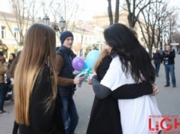 В центре Одессы активисты обнимали прохожих