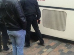 В центре Киева провалилась брусчатка под колесами автобуса с детьми