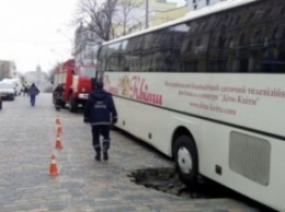 Вблизи дома Кличко автобус с детьми провалился в яму