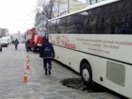 Автобус с детьми провалился в яму в центре Киева