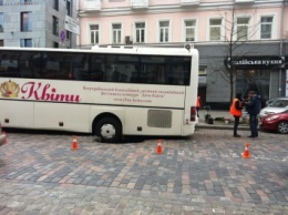 В центре столицы провалился автобус