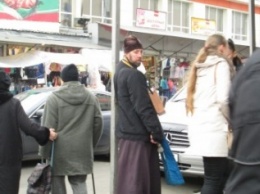 В Одессе на "Привозе" пьяный священник просит денег (ФОТО)