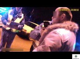 В Николаеве полицейские задержали пьяного водителя, у которого нашли коноплю и нож