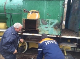 Работники николаевского завода занялись восстановлением паровоза из детского городка "Сказка"