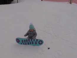 Самый маленький сноубордист катается на доске