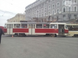 В центре Харькова с рельс сошел очередной трамвай (ФОТО)