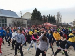 В Киеве более 300 человек утроили флеш-моб в поддержку Крыма (ФОТО)