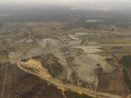 В сети опубликовали видео незаконной добычи янтаря в Ровенской обл., снятое с высоты птичьего полета