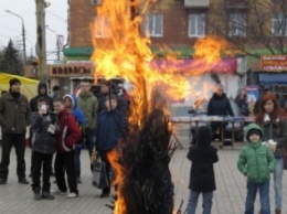 Жители Левобережного района первыми сожгли Масленицу (ФОТО+ВИДЕО)