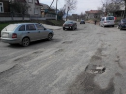 Асфальт растаял - с приходом весны на дорогах Закарпатья появились новые ямы (ФОТО)