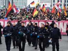По центру Берлина прошли шествием ультраправые