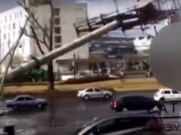 В Мексике на дороге раздавил автомобили гигантский металлический столб