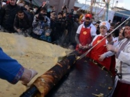 Неудавшийся рекорд: в Москве трехметровый блин вышел комом и сгорел