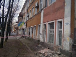 Разрушение наступает: в доме по соседству с рухнувшей фехтовальной школой обвалился балкон