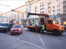 В Петербурге эвакуатор попытался увезти машину с ребенком в салоне