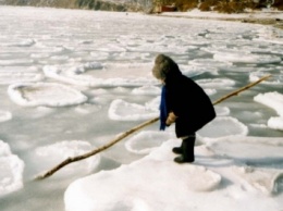 В Челябинске две школьницы практически провалились под лед реки Миасс
