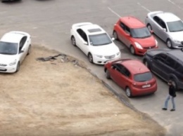 С парковки возле «Пассажа» угнали автомобиль: видео, как это было