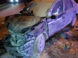 В Одессе после ДТП загорелось такси: полицейские, рискуя жизнью, спасли водителя