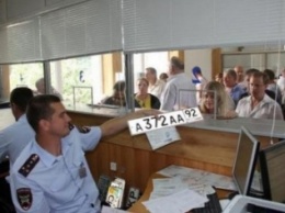 В крымских МРЭО не справляются с наплывом водителей (ВИДЕО)