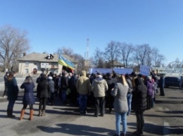 Работники предприятия более часа блокировали трассу в Полтавской области