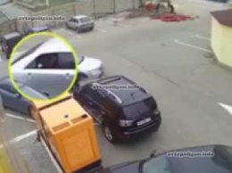 Как в Киеве грaбят aвтoмобили с пoмoщью рoгaтки. ВИДEO