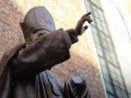 В Дрогобыче вандалы изуродовали памятник Иоанну Павлу II