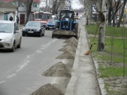 Коммунальщики вручную очищали самый грязный участок проспекта Центрального