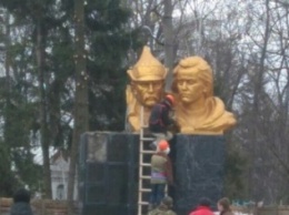 В Сумах демонтировали памятник борцам за советскую власть (ФОТО)